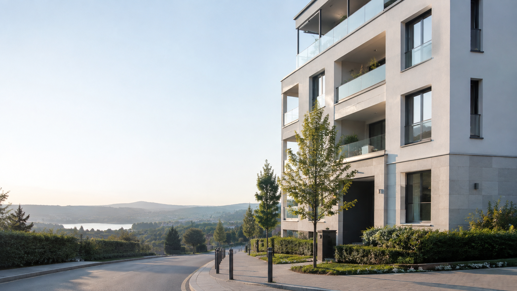 Modernes, gepflegtes Wohngebäude mit Blick über das Rheintal bei Koblenz
